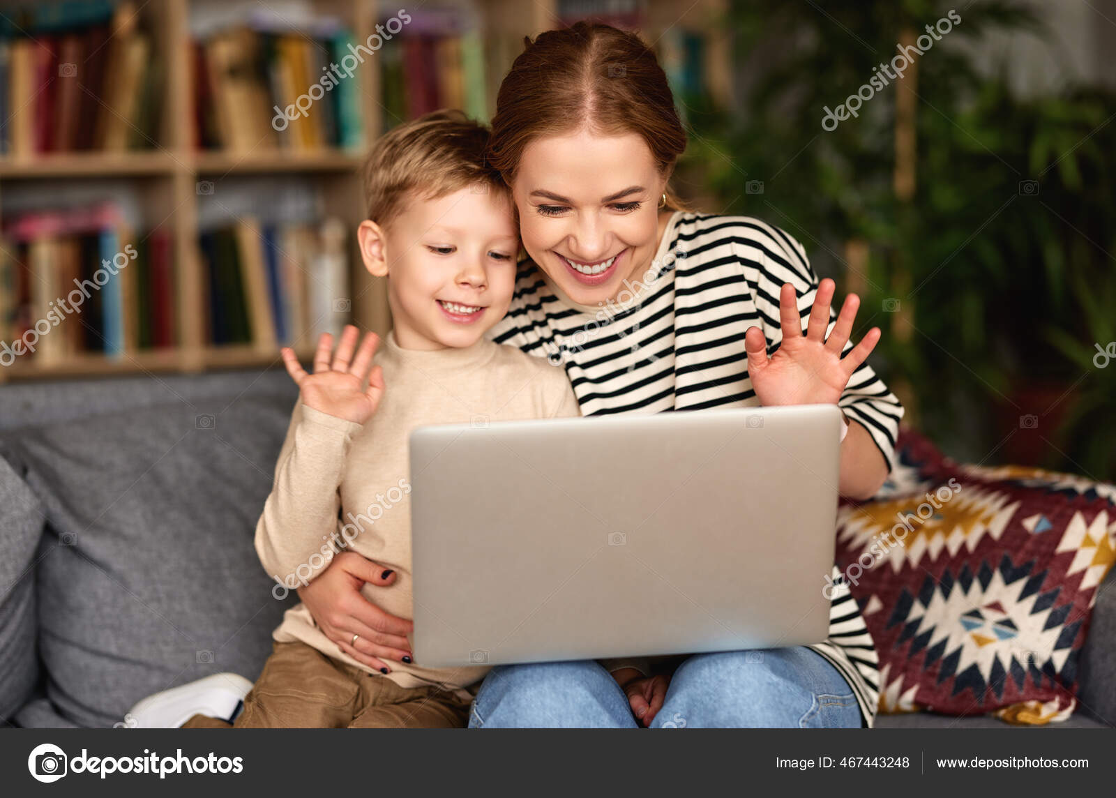 Foto Jovem feliz sorrindo família com cavalo. Família de quatro