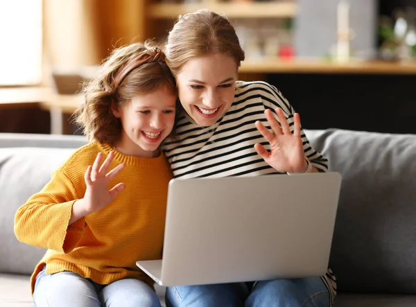Familie Fericită Tânără Mamă Iubitoare Fetiță Drăguță Uită Ecranul Computerului — Fotografie, imagine de stoc