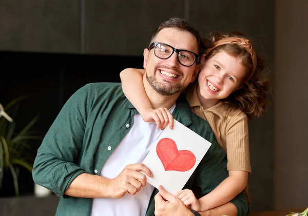 Retrato Padre Familia Feliz Con Hija Emocionada Abrazando Sonriendo Cámara — Foto de Stock