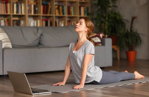 Junge Friedliche Frau Mit Geschlossenen Augen Sportbekleidung Die Yoga Macht — Stockfoto