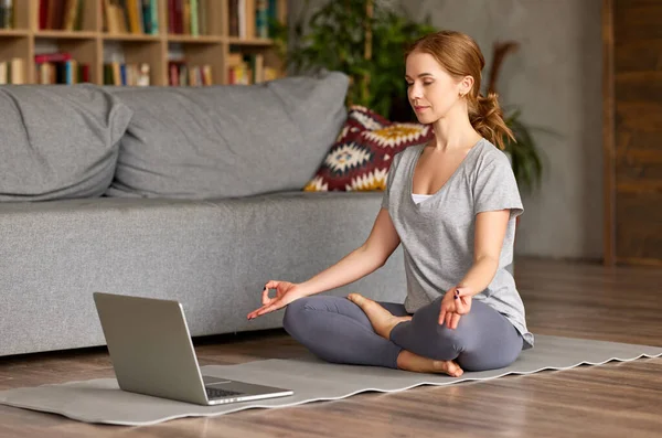 Joven Mujer Pacífica Ropa Deportiva Meditando Con Los Ojos Cerrados — Foto de Stock