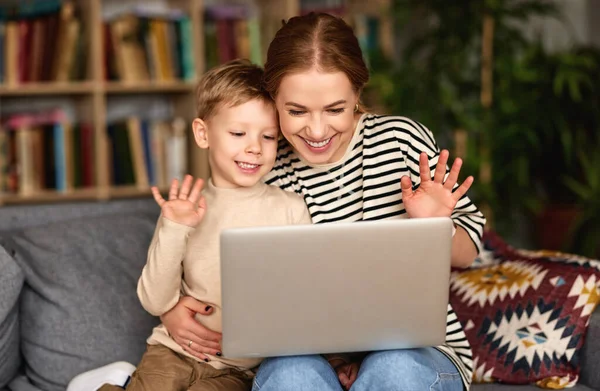 Familie Fericită Tânără Mamă Iubitoare Băiețel Drăguț Uită Ecranul Computerului — Fotografie, imagine de stoc