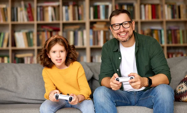Uma Verdadeira Concorrência Família Feliz Pai Homem Filha Menina Animado — Fotografia de Stock