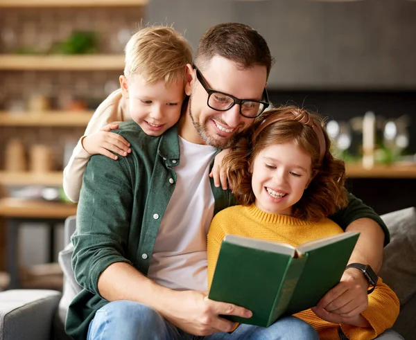 Bästa Pappa Någonsin Ung Kärleksfull Far Läser Bok Med Två — Stockfoto