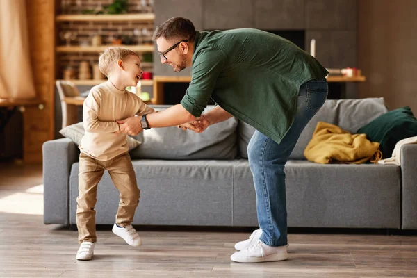 Amuse Avec Papa Plein Mignon Petit Garçon Excité Jeune Père — Photo