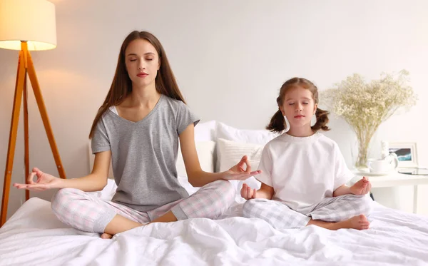 Giovane Donna Ragazza Con Gli Occhi Chiusi Respirando Meditando Mentre — Foto Stock