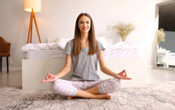 Bütün Vücudu Pijamayla Pijamada Yatağın Altında Oturmuş Sabahları Gülümseyerek Meditasyon — Stok fotoğraf