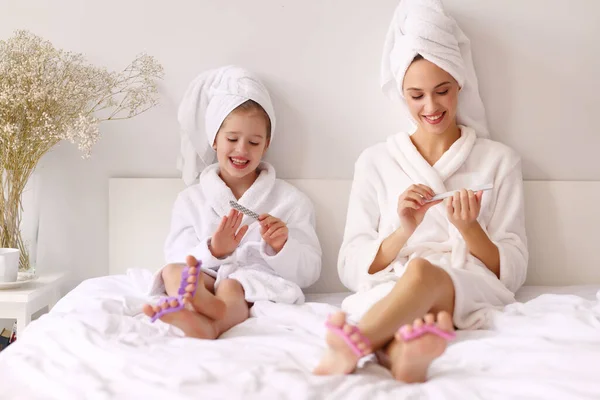 Cuerpo Completo Joven Madre Hija Albornoz Toallas Sonriendo Limando Uñas — Foto de Stock