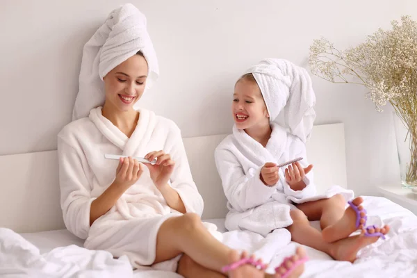 Cuerpo Completo Joven Madre Hija Albornoz Toallas Sonriendo Limando Uñas — Foto de Stock