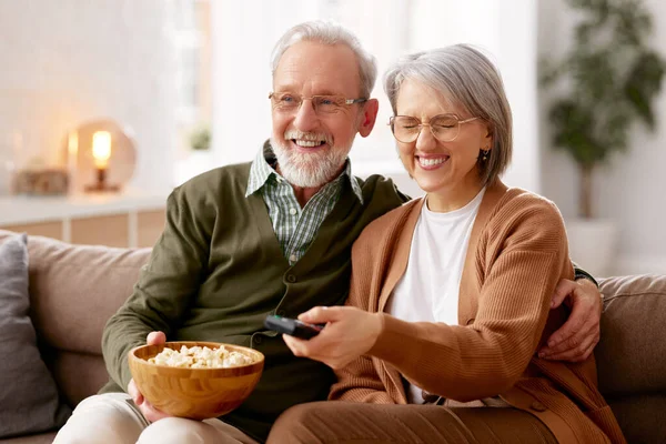 Hermosa Feliz Pareja Ancianos Marido Mujer Comiendo Palomitas Maíz Viendo —  Fotos de Stock