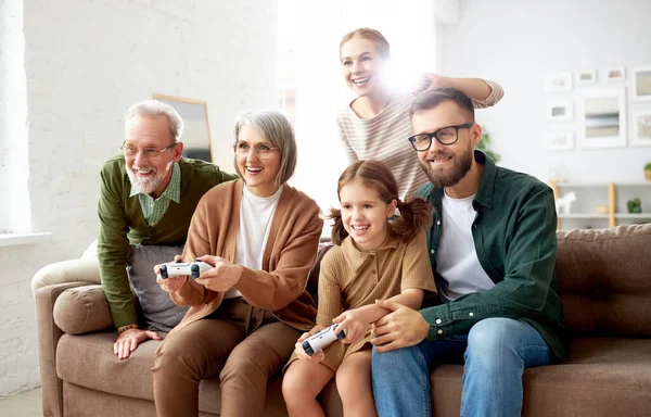 Schöne Große Mehrgenerationenfamilie Die Das Wochenende Zusammen Hause Verbringt Aufgeregte — Stockfoto