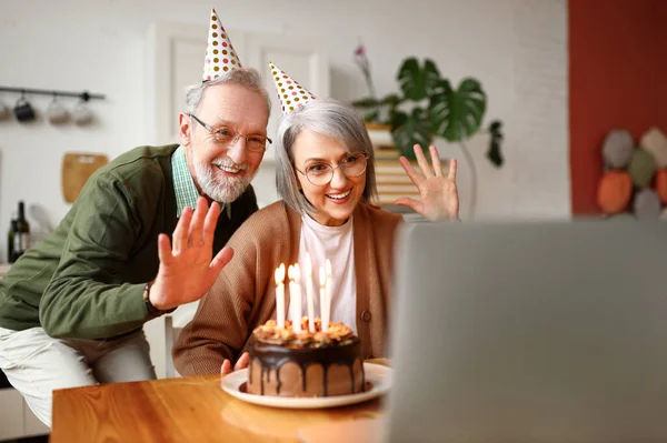 Casal Idosos Positivo Comemorando Aniversário Casa Acenando Para Câmera Homem — Fotografia de Stock