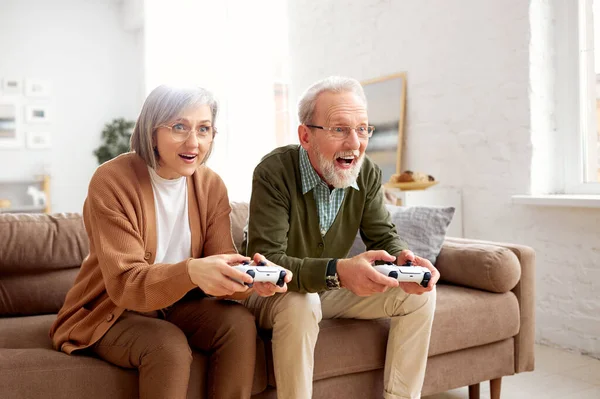 Aufgeregt Und Konzentriert Spielen Ältere Ehepaare Videokonsolenspiele Während Sie Hause — Stockfoto