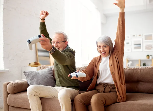 Celebrando Victoria Pareja Mayor Emocionada Hombre Mujer Jubilados Con Contollers — Foto de Stock