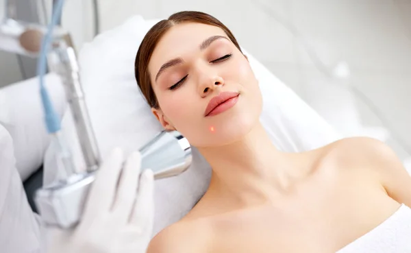 Alto Ângulo Relaxado Jovem Cliente Feminino Recebendo Tratamento Facial Cosmetologia — Fotografia de Stock
