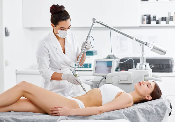 Ontspannen Jonge Vrouwelijke Klant Ontvangt Professionele Body Contouring Behandeling Met — Stockfoto