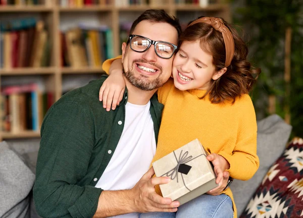 Weihnachtsüberraschung Für Den Geliebten Papa Vater Erhält Verpackten Geschenkkarton Von — Stockfoto