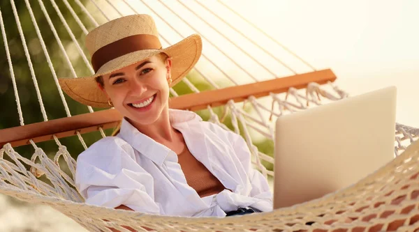 Genieten Van Het Werk Tijdens Zomervakantie Jonge Vrolijke Vrouw Succesvolle — Stockfoto