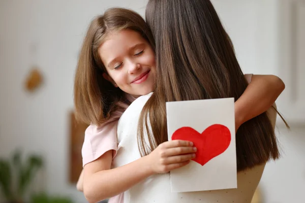 Menina Macia Segurando Cartão Saudação Com Coração Abraçando Mãe Com — Fotografia de Stock