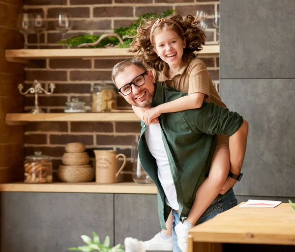 Miglior Padre Sempre Giovane Padre Amorevole Dando Cavalluccio Figlia Eccitata — Foto Stock