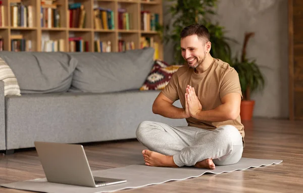 Junger Fröhlicher Mann Freizeitkleidung Sitzt Lotus Pose Vor Dem Laptop — Stockfoto