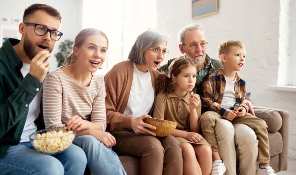 Gelukkig Groot Gezin Geniet Van Het Weekend Samen Thuis Grootouders — Stockfoto