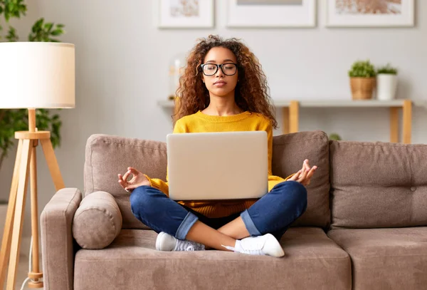 Adolescente Afroamericana Pacífica Sentada Con Computadora Portátil Sofá Meditando Mientras — Foto de Stock