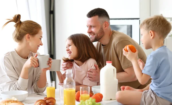 Молодая Счастливая Красивая Семья Завтракающая Вместе Дома Отец Мать Двое — стоковое фото