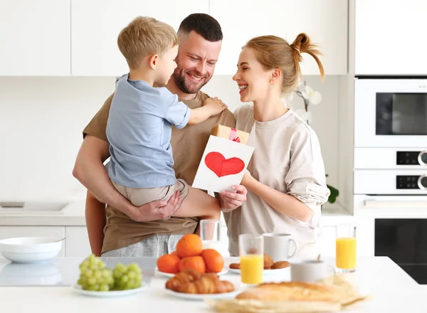 Jonge Gelukkige Mooie Familie Moeder Vader Kind Staan Keuken Knuffelen — Stockfoto