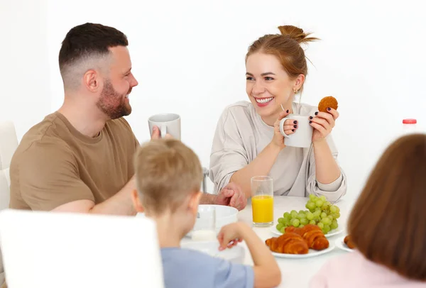 Jeune Heureuse Belle Famille Prenant Petit Déjeuner Ensemble Maison Père — Photo