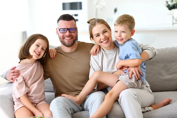 Retrato Bela Família Feliz Positiva Quatro Pai Mãe Duas Crianças — Fotografia de Stock