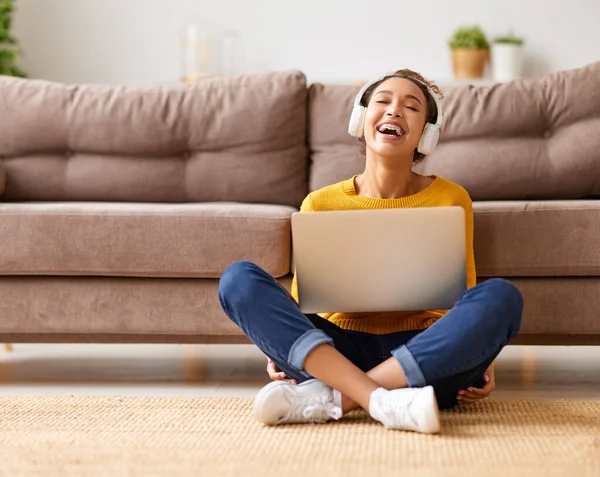 Ung Lykkelig Afro Amerikansk Kvinne Student Eller Kontorarbeider Med Hodetelefoner – stockfoto