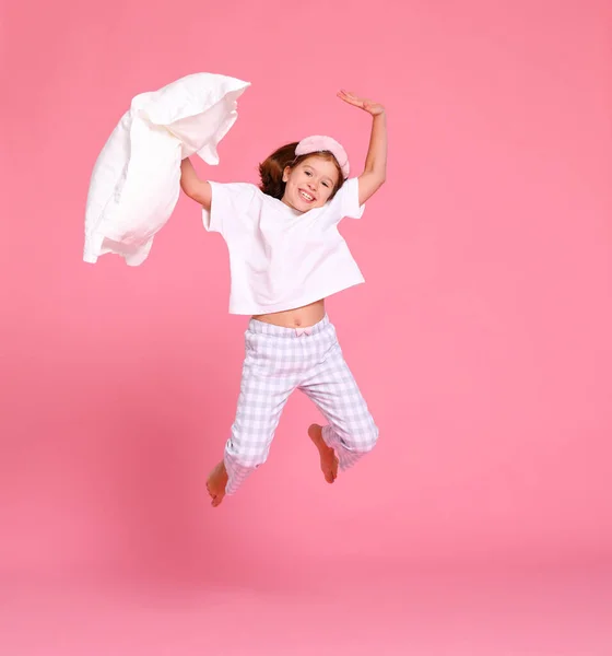 Volledige Lengte Gelukkig Meisje Pyjama Verhogen Armen Met Zachte Kussen — Stockfoto