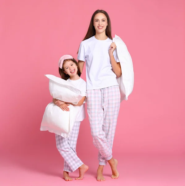 Joyeux Jeune Femme Fille Pyjama Portant Des Oreillers Doux Regardant — Photo