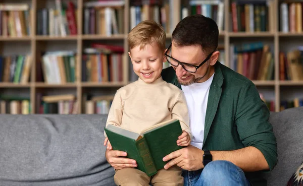 Víkend Tátou Milující Otec Čtení Knihy Pro Malého Roztomilého Chlapce — Stock fotografie