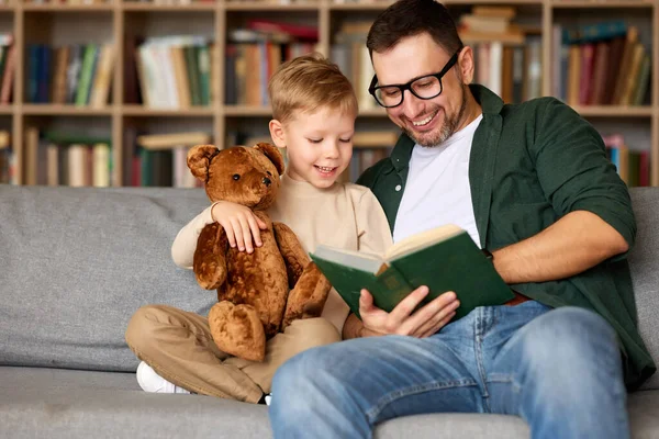 Weekend Met Papa Liefdevolle Vader Lezen Boek Voor Kleine Schattige — Stockfoto