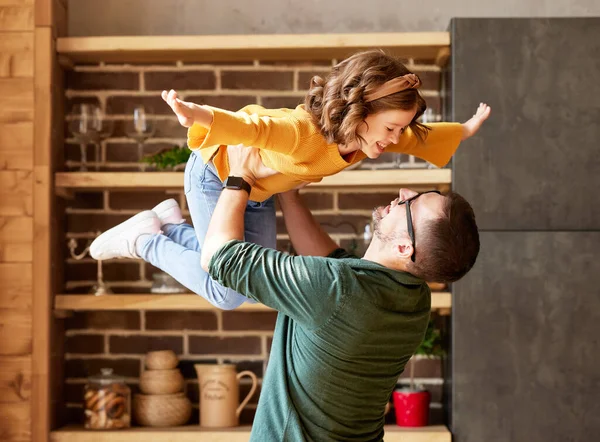 Hora Jugar Con Papá Pequeña Niña Emocionada Hija Volando Aire — Foto de Stock