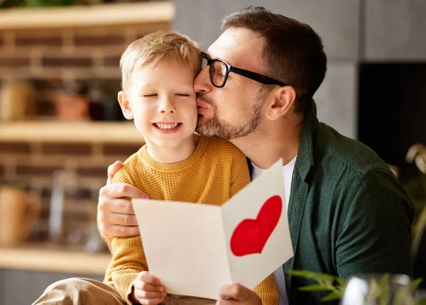 Jeune Père Aimant Tenant Carte Postale Voeux Avec Coeur Rouge — Photo