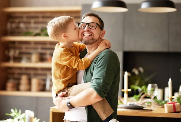 Überraschung Vom Geliebten Kind Netter Junge Sohn Gratuliert Überglücklichem Papa — Stockfoto