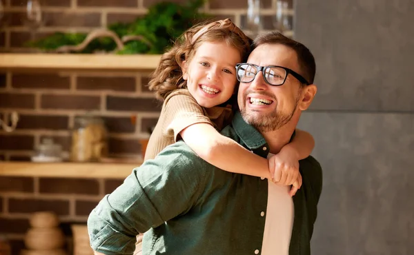 Miglior Padre Sempre Giovane Padre Amorevole Dando Cavalluccio Figlia Eccitata — Foto Stock