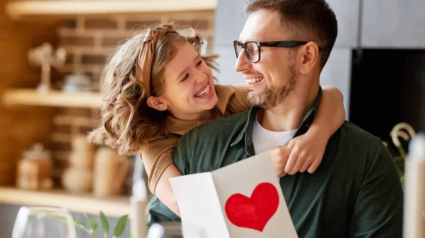 Retrato Padre Familia Feliz Con Hija Emocionada Abrazando Sonriendo Cámara — Foto de Stock