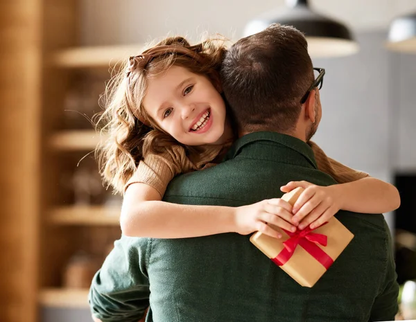 사랑하는 아빠에게는 선물이지 아버지의 아버지는 귀여운 딸로부터 포장된 상자를 웃었습니다 — 스톡 사진