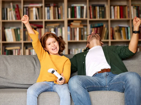 Hija Emocionada Celebrando Victoria Mientras Juega Videoconsolas Con Papá Mientras — Foto de Stock