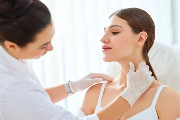 Cosmetologist Colheita Luvas Brancas Que Examinam Pele Cara Cliente Feminino — Fotografia de Stock