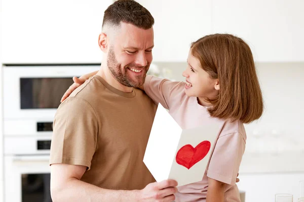 Figlia Bambina Che Papà Cartolina Auguri Con Cuore Rosso Disegnato — Foto Stock