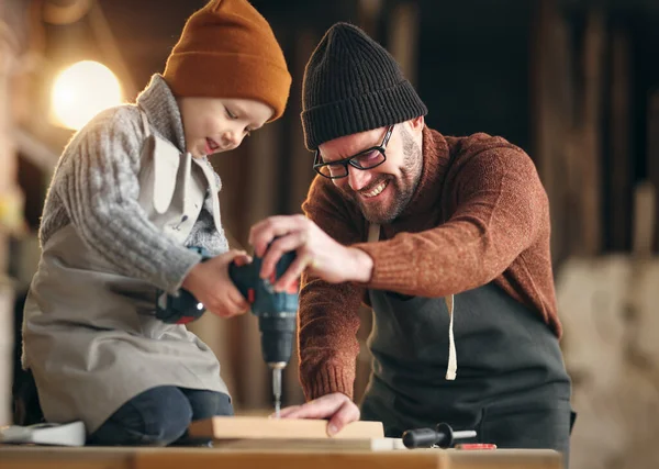 Artesano Profesional Enseñando Hijo Pequeño Usar Taladro Mientras Hacen Juntos — Foto de Stock