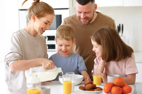 Jeune Famille Heureuse Avec Deux Mignons Petits Enfants Prenant Petit — Photo