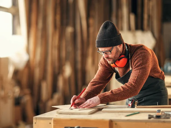 Koncentrerad Vuxen Träarbetare Som Markerar Träbit Med Penna När Han — Stockfoto