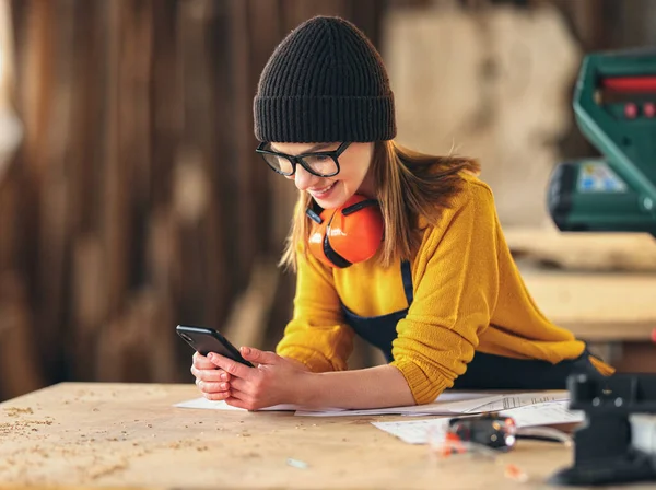 Helkroppssyn Positiv Ung Kvinnlig Träarbetare Förkläde Meddelande Mobiltelefon När Står — Stockfoto