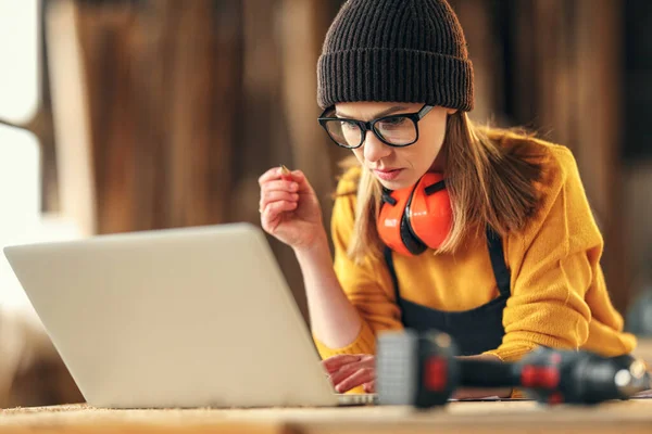 Gericht Jonge Geschoolde Vakvrouw Maakt Notities Papieren Terwijl Aan Tafel — Stockfoto